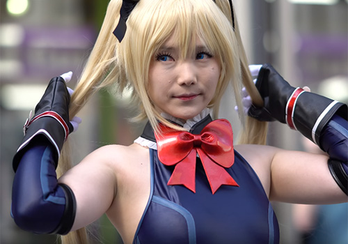 ムチッとして締め付けの強そうなワキの下を見せてくれるコスプレイヤー