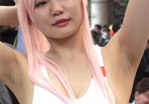 黒ずんでいやらしく卑猥な脇の下をカメラに撮られまくるコスプレイヤー