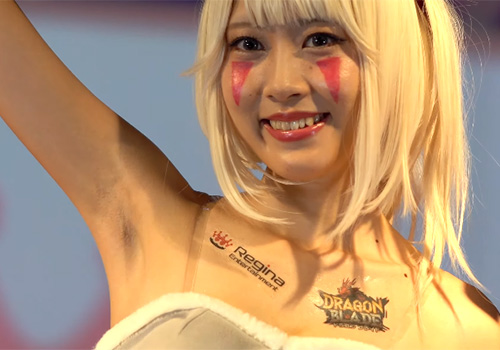 エチエチなコスプレ姿でワキの下をしっかりサービスしてくれるキャンギャル　東京オートサロン2019