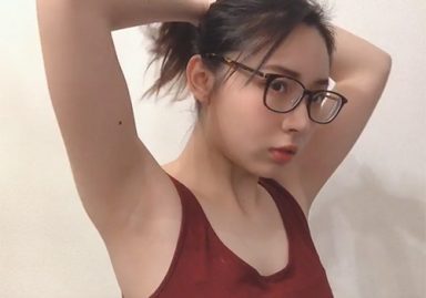 23歳のメガネっ娘がワキ丸見せで髪を結んでくれるワキフェチ専用動画