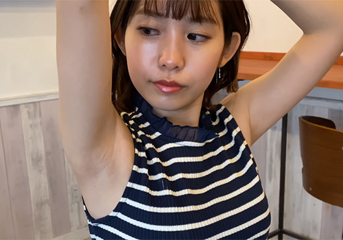 恥ずかしそうな素振りを見せずにしっかりと腋の下を丸出しにしてくれる巨乳な素人女子