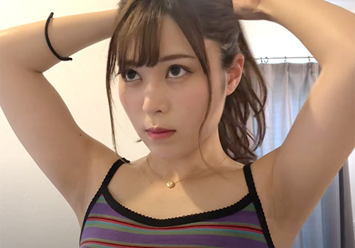 21歳美女のちょっと青い感じのワキの下にどうしても注目してしまう