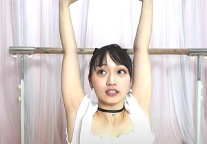 バレリーナ芸人の松浦景子がストレッチ動画で豪快に脇の下を露出しまくり