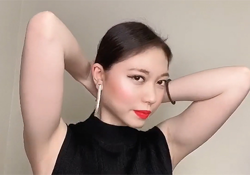 クールビューティーで大人っぽい19歳のワキの下全開ショット