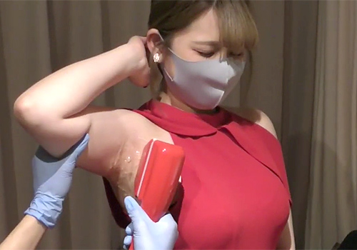 幅広なワキの下をカメラの前で脱毛されちゃう素人女子