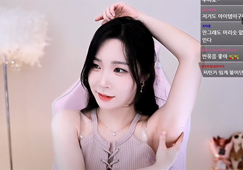 ありがたや！ワキの下を常にいじりっぱなしのドエロな韓国人美人ライバー