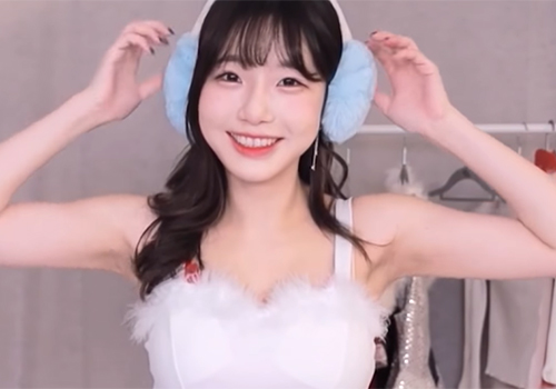 要所要所でワキの下をアピールして再生数を伸ばそうと頑張る韓国人ライバー