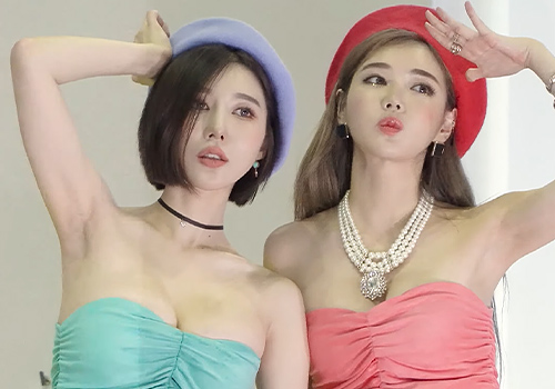 すました顔したキャンギャルが二人揃って確信犯的なワキ見せ