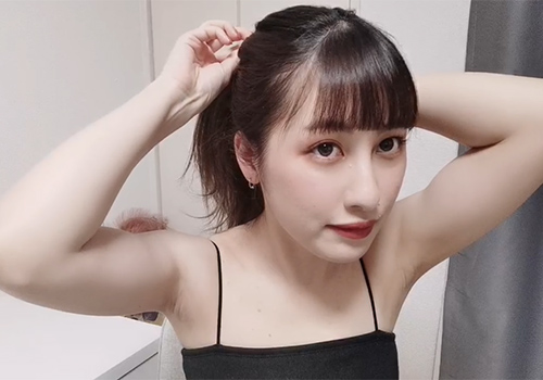 素人女子がヘアアレンジ動画で見せた白くて卑猥なワキの下がこちら