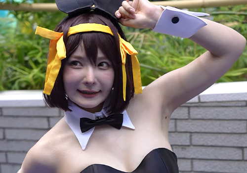 スタイル抜群コスプレイヤーさんのセクシーすぎるワキの下のほくろがたまらん