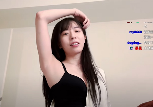 胸の谷間のすごい台湾の美人コスプレイヤーさんが配信でこれみよがしにワキの下を見せつけてくる
