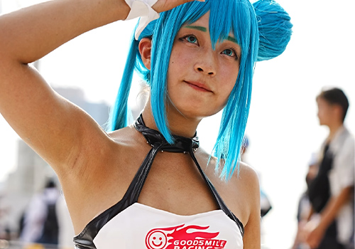 コミケで少し汚れたワキの下を撮られてしまった小麦色のコスプレイヤーさん