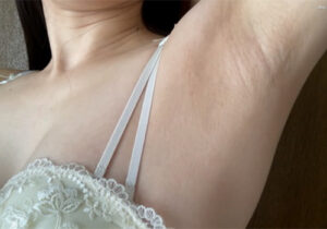 【再販】【貧乳,腋,首,フェチ】清純派モデルの秘密：純白の肌と細い首のエレガンス（生おっぱい丸出し＆首のアップ）