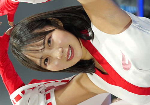 激カワすぎて直視できない…！東京オートサロン2026、キャンギャルの“自らワキ見せ”がガチで神対応