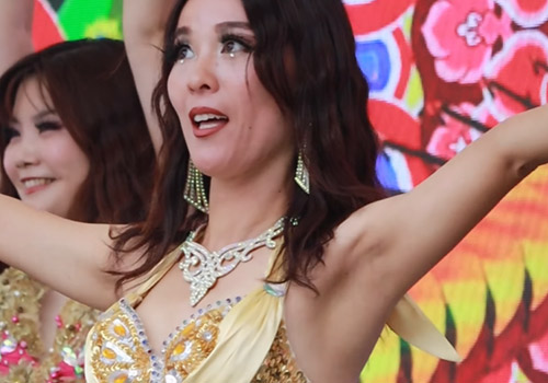 ワキの艶感に引き込まれる…ベリーダンスで魅せた美熟女ダンサーの存在感がすごい
